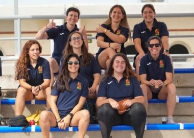 Entrenadoras del proyecto CREA en la grada de La Cartuja