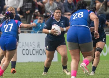 Jugadora de PWCC avanza con el balón ante Stade Français en la final de ARUSA